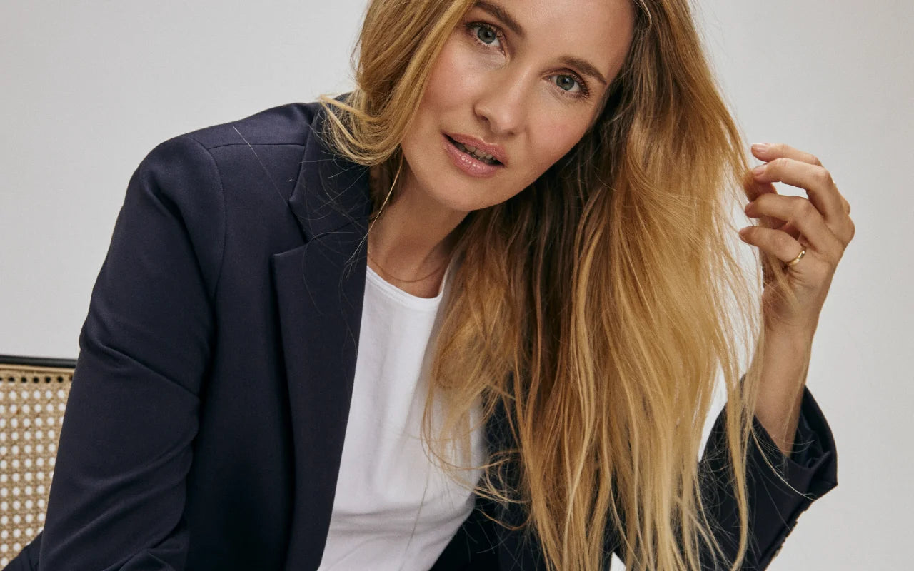 Kvinde i en Claire Woman Blazer fra High Summer.