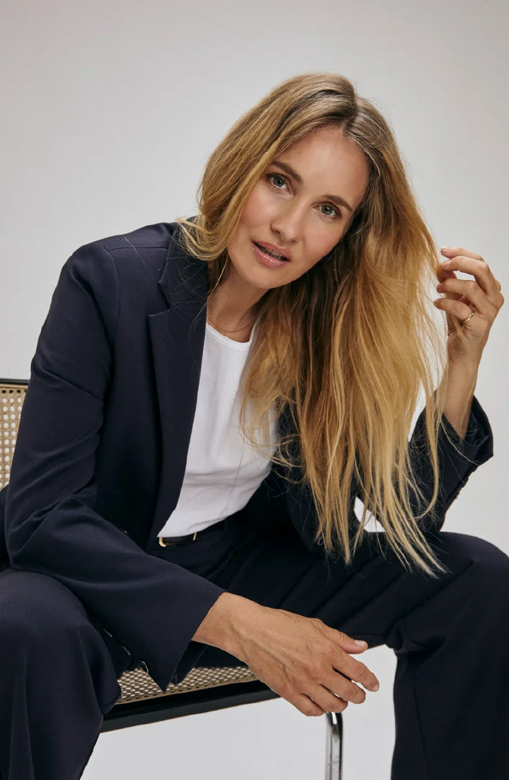Kvinde i en Claire Woman Blazer fra High Summer.