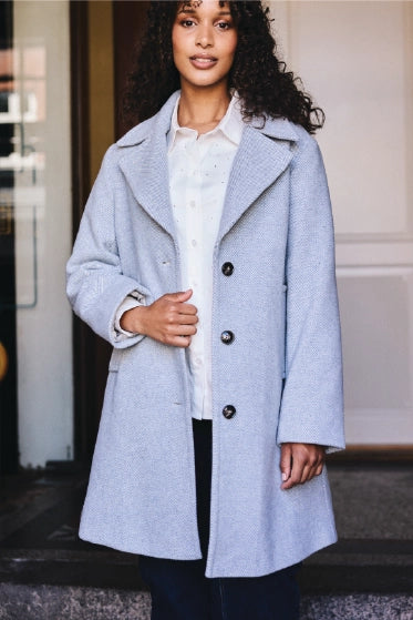 Flot kvinde i en lyseblå uldjakke