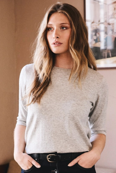 Kvinde med en let grå strik